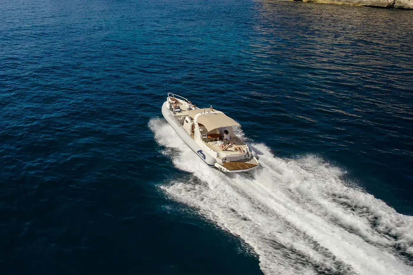 Marlin 36 Rib lounge area