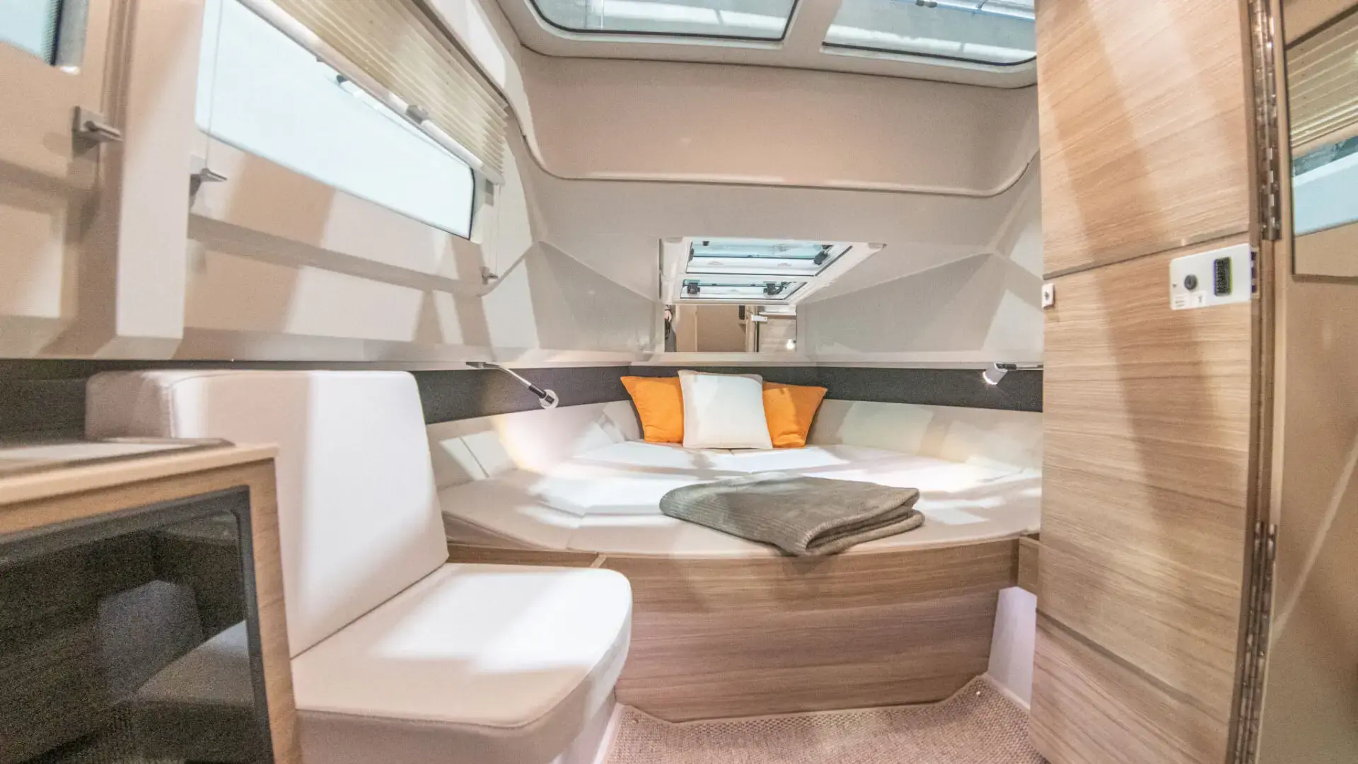 SAXDOR 320 GTO lounge area